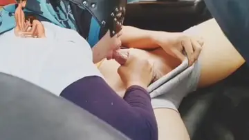 Tante Jilbab Beri Layanan Spesial Di Kursi Belakang Mobil poster